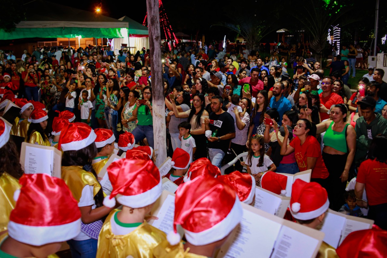 Foi com muita música, luz e emoção que a prefeitura municipal deu início às  festividades de final de ano, o Natal de Luz, na noite de sexta-feira (16).  - Davinópolis | Prefeitura Municipal